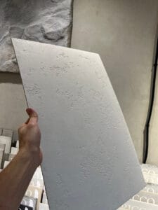 Образец декоративной штукатурки, в технике карта мира